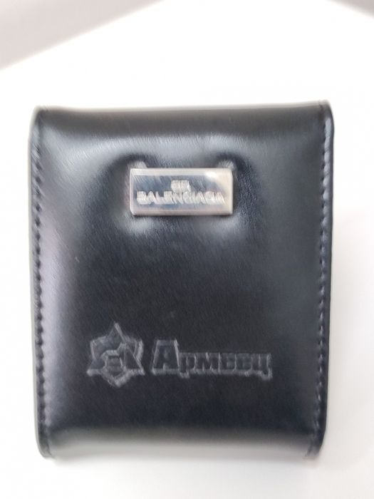 Balenciaga преносим будилник с кожен калъф