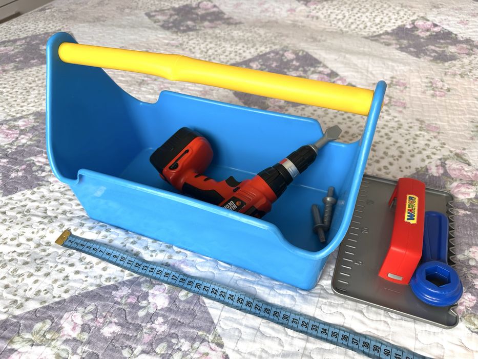 Шуруповерт игрушка  и ящик для инструментов.