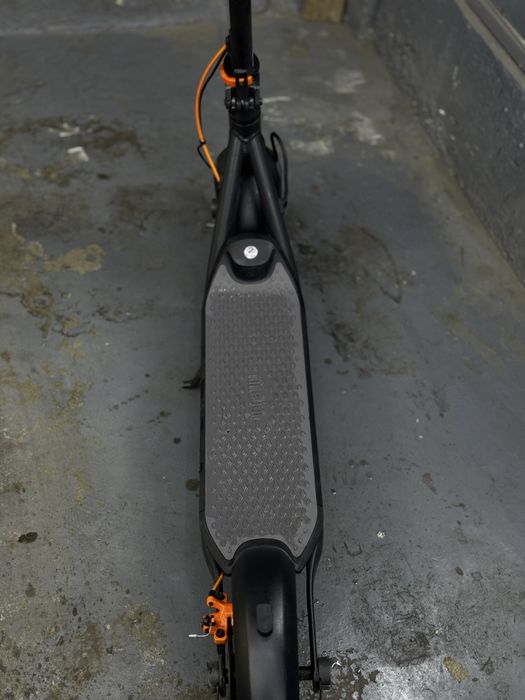 Продам электросамокат Ninebot Kickscooter F40