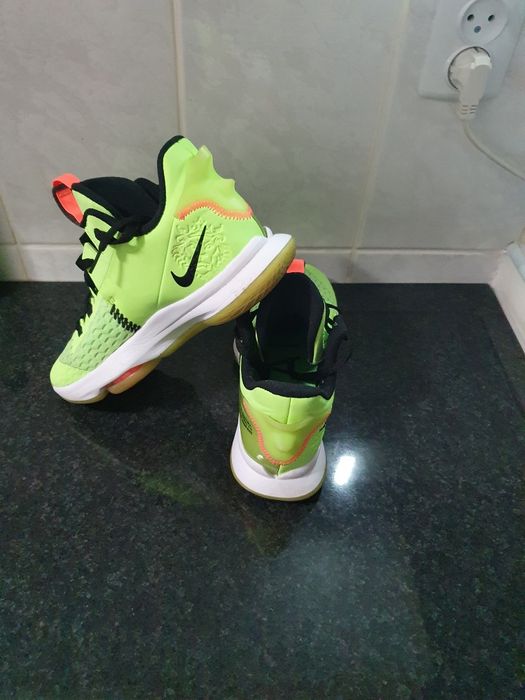 LeBron 43 RON 250 ron