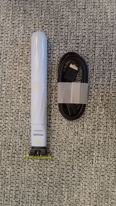 Aparat de ras PHILIPS OneBlade First Shave