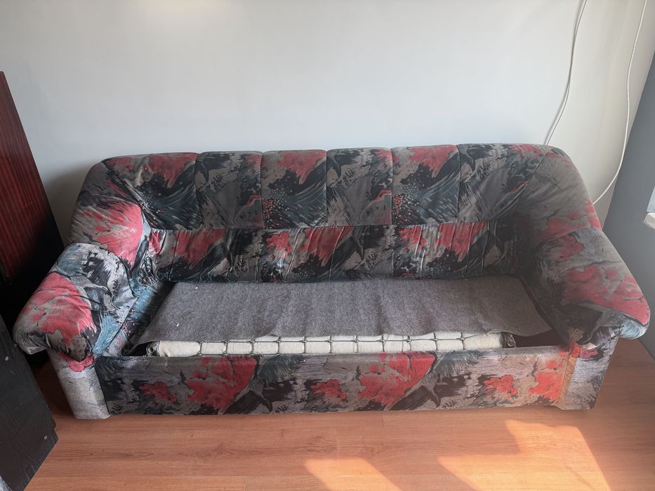 Разтегателен диван + 5 таборетки