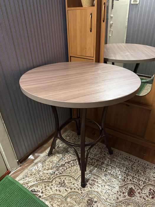 Продаю круглый столик