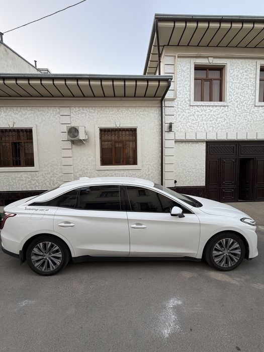 Hongqi eqm5 2024