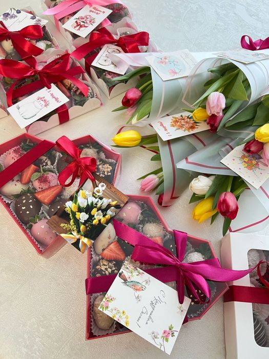 Тюльпаны и клубника в шоколаде