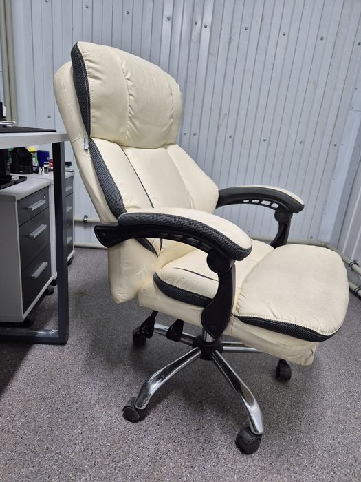 Кресло офисное молочного цвета