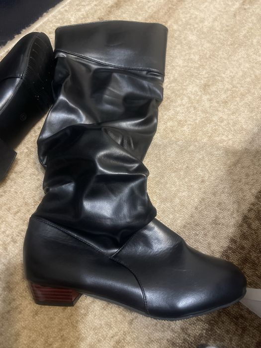Чисто нови черни меки ботуши под коляното.