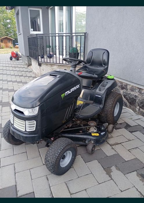 Tractoraș tuns iarba gazon