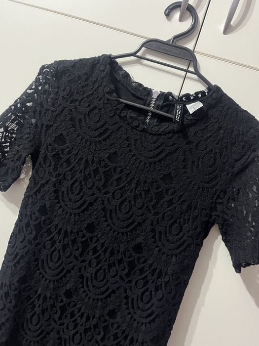 Черна дантелена рокля по тялото Намаление %