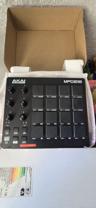 Akai MPD218 mini pad контроллер