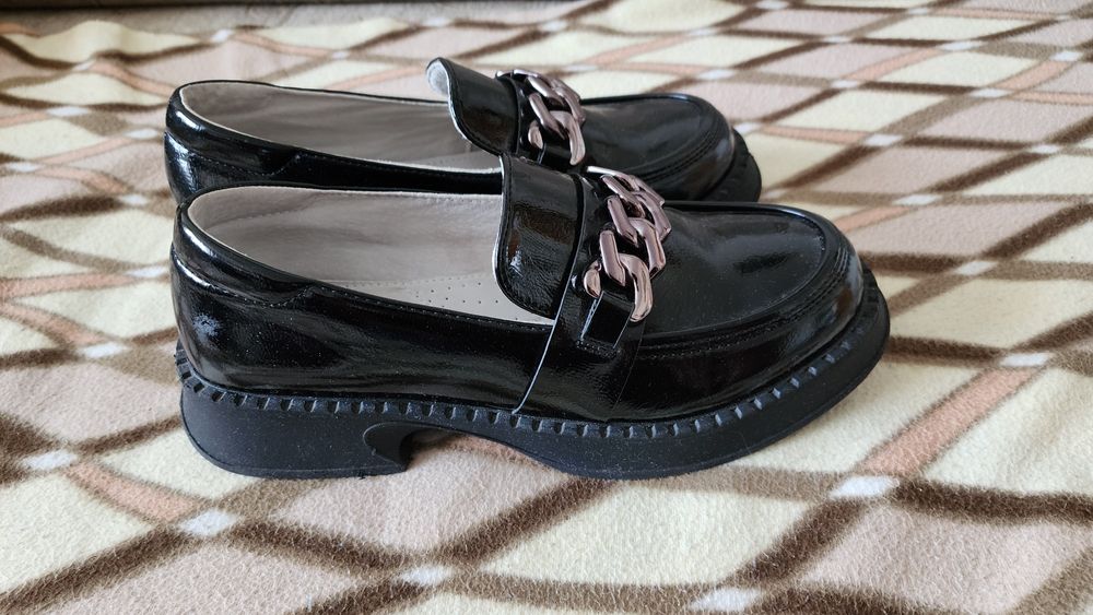 Продам лакированные туфли 38 размер