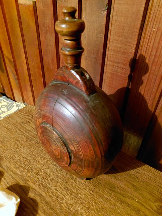 Стара дървена стомна