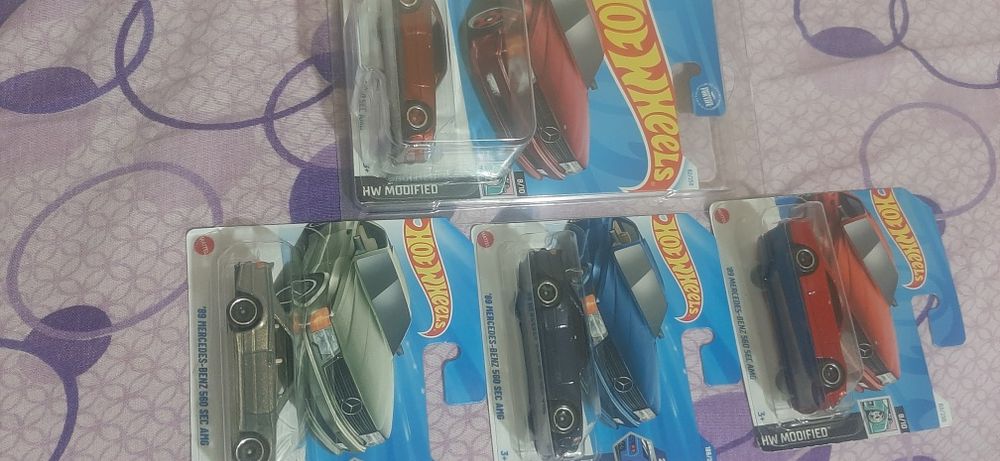 Vând 4 machete Hotwheels Mercedes 560 AMG