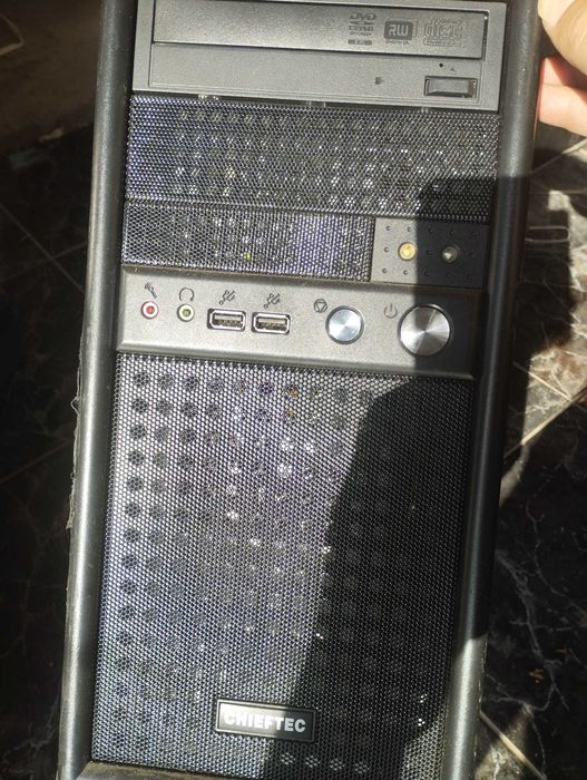 лаптопи и два настолни компютъра