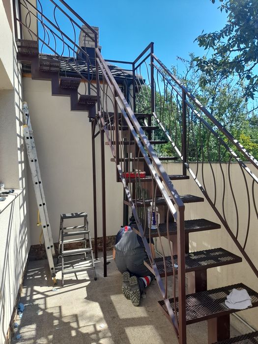 Scări metalice exterioare și interioare