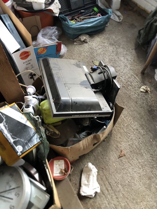 Vand diferite lucruri care nu le mai folosesc