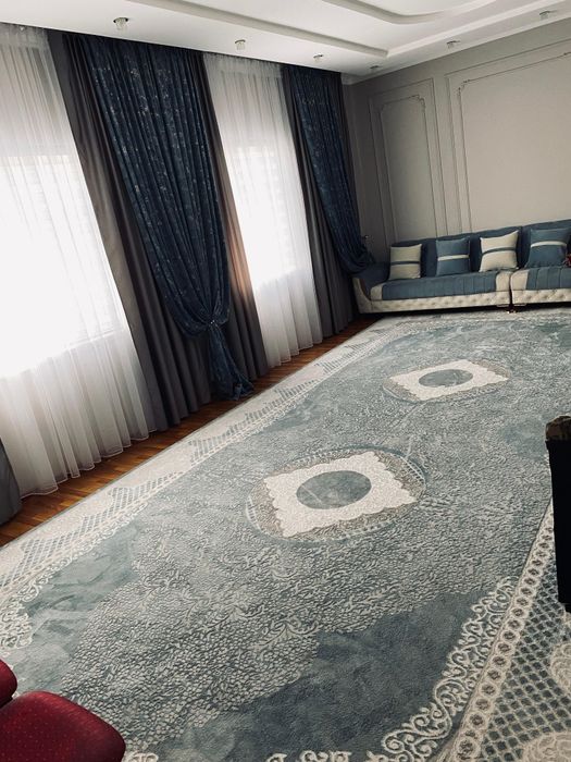 Кілем, шкаф, стол ,