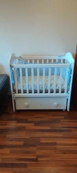 Бебешка кошара с люлеещ механизъм