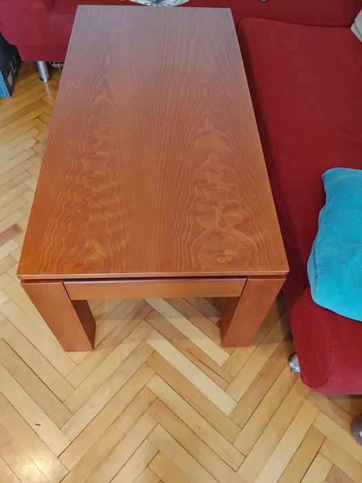 Масивна холна маса - стабилна и много запазена (120×60×50 см)