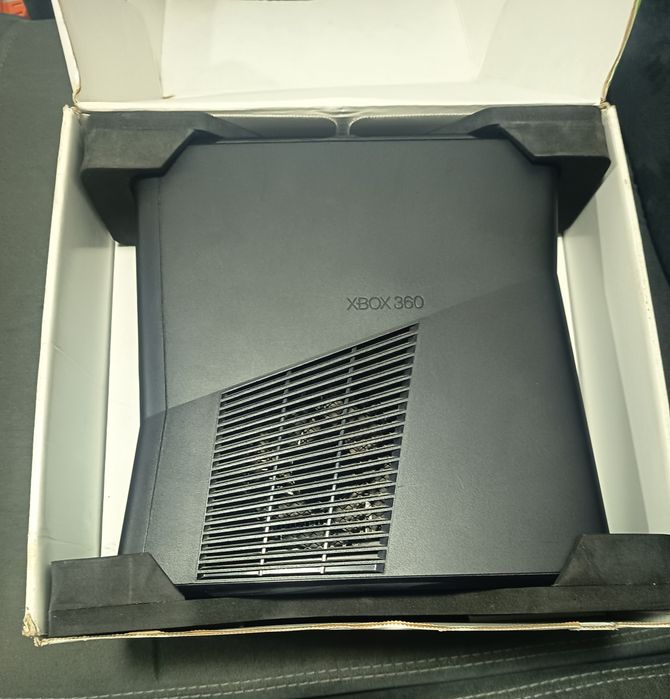 Xbox 360 4gb slim full box cu 21 de jocuri originale