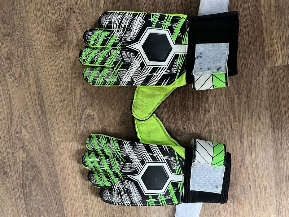 Вратарские перчатки