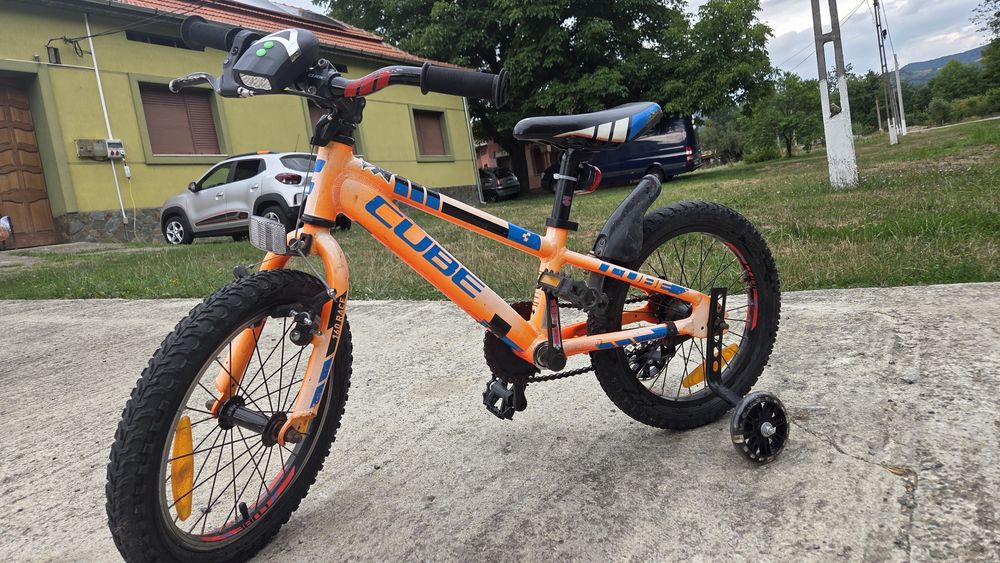 Vând bicicleta cube