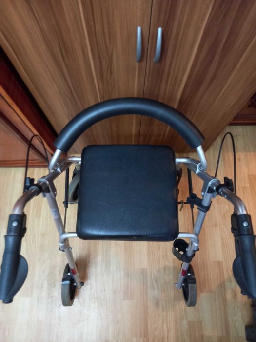 Carucior cu rotile pentru persoane cu handicap