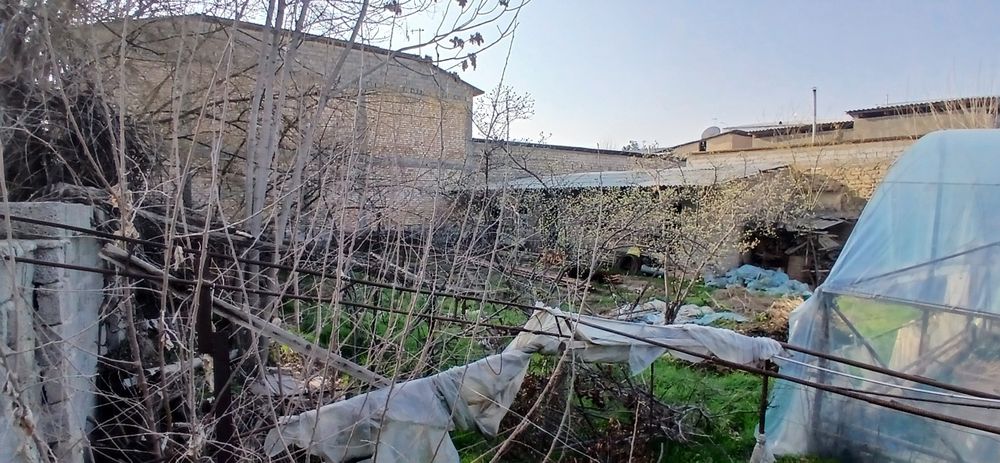 2 xona qurilgan yer sotiladi