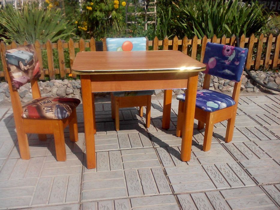 продам столик для детей.
