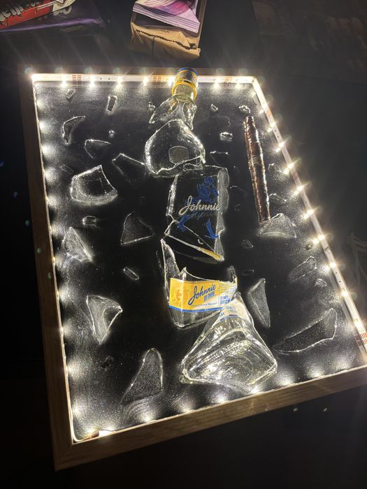 Светеща рамка със шише и пура