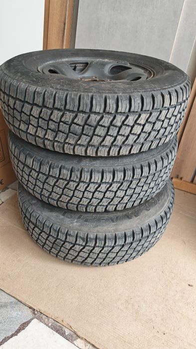 Гуми със джанти 3 броя Toyota Hilux