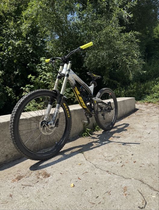 Bicicleta Downhill/Freeride YT Tues