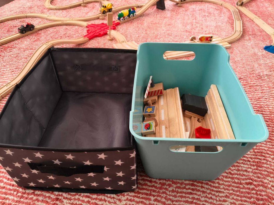 2-3 seturi de șine din lemn Playtive (Lidl)+semne de parcare+accesorii +câteva trenulețe chuggington– ideal cadou mare!