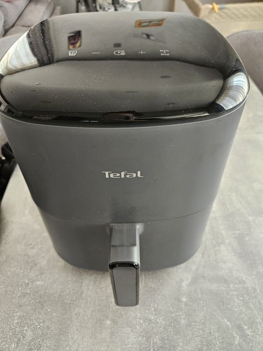 Продавам air fryer tefal