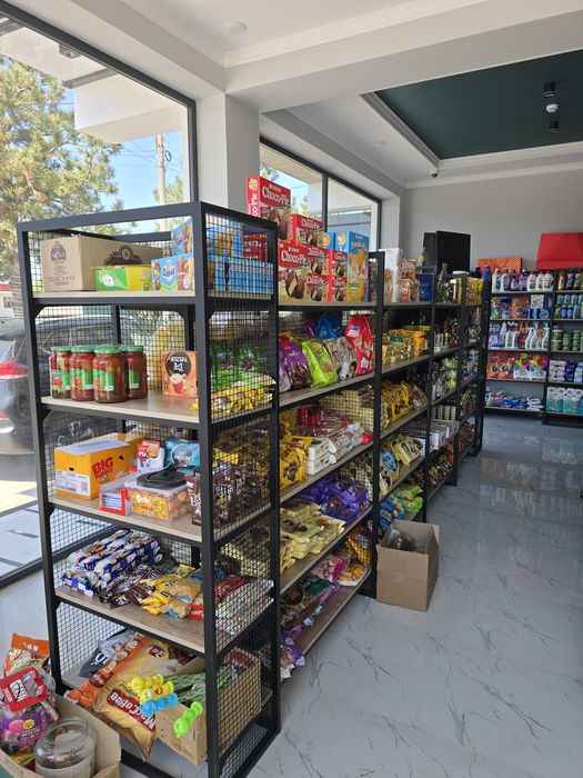 Торговые стеллажи, вешалки для одежды, полки для одежды, витрина