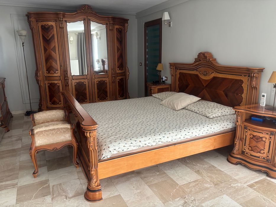 Dormitor IMAR Arad – Colecția Imperial – Lemn masiv de cireș, sculpturi și intarsii manuale