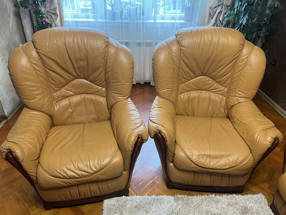 Кожен диван с два фотьойла