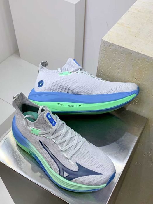 Продавам нови мъжки маратонки MIZUNO NEO VISTA нови с кутия