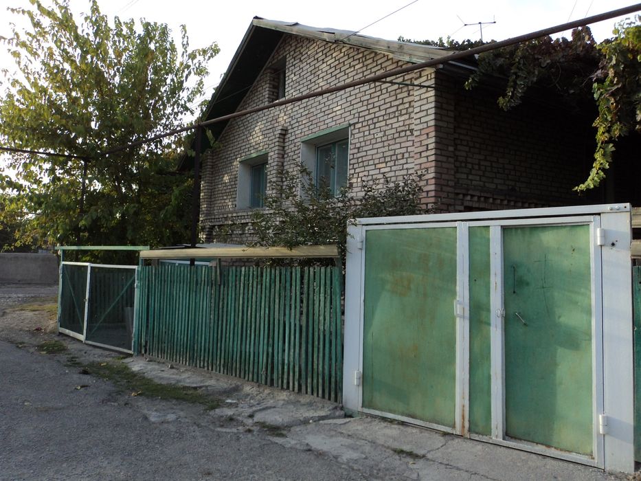 Дом кирпичный (с гаражом, подвалом, погребом и сараем)