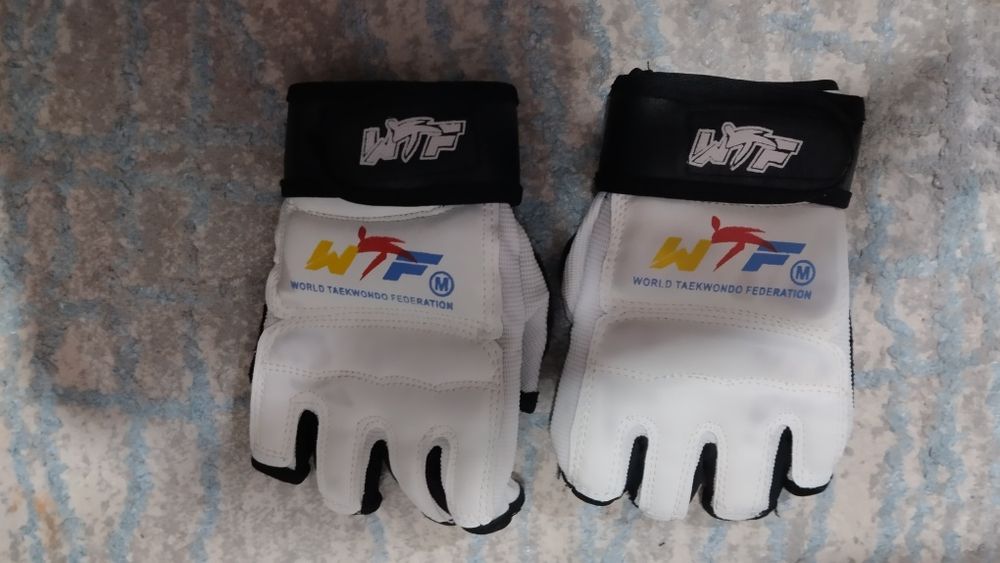 перчатки для тхэквондо WT.