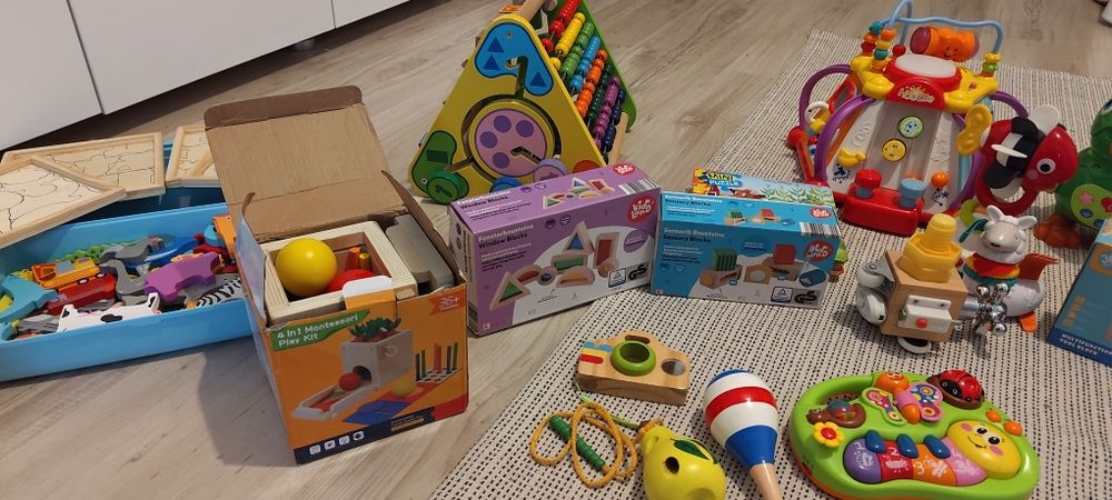 Buna! Jucarii in stare foarte buna, majoritatea Montessori, Vtech,  Fisher price, Lego duplo.
Predare in Popesti Leordeni/metrou Bucuresti sau predare