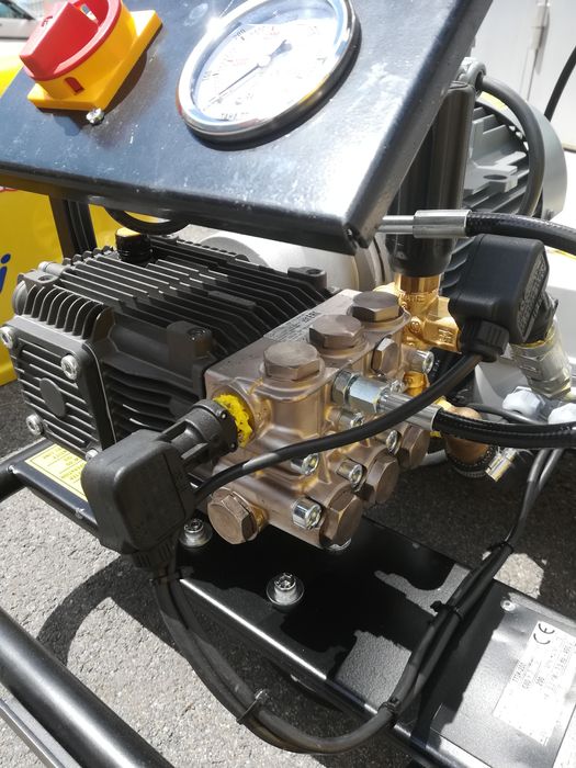 НОВА Професионална водоструйка 200 бара