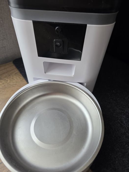 Автоматична хранилка за кучета и котки