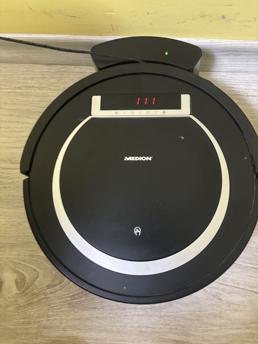 Робот Медион с база за зареждане!