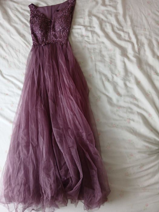 Дълга рокля с камъчета  отпред