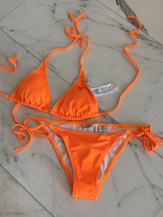 Бански половинки на Guess