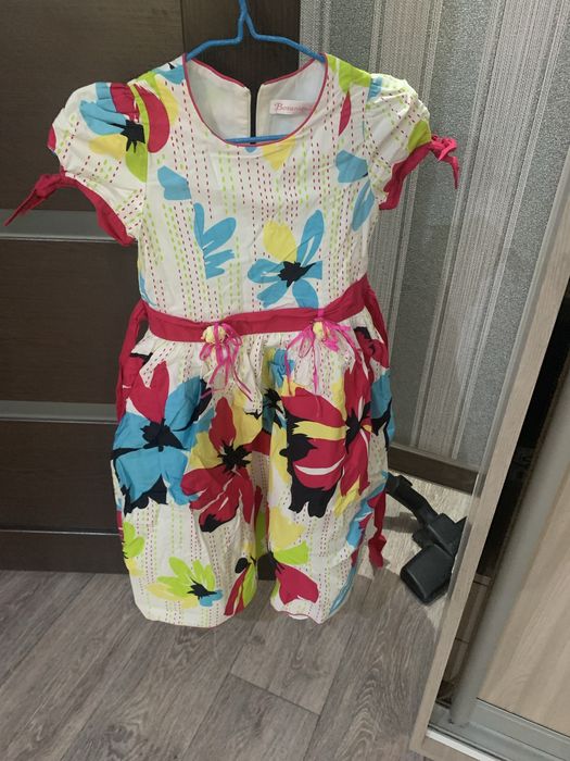 Продам платья для девочек от 7 до 11 лет