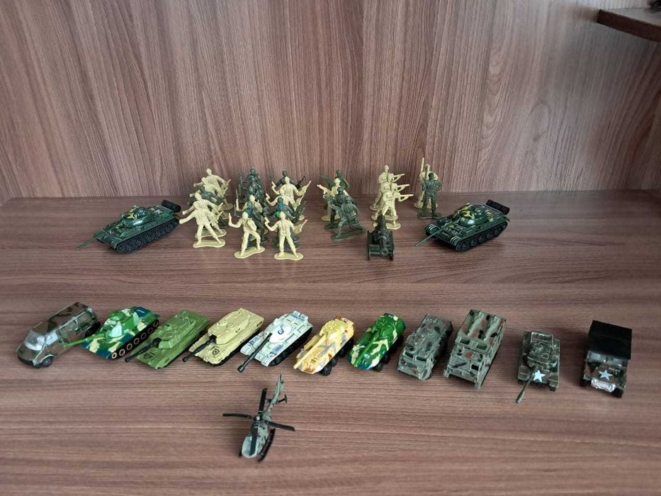 Игрушки для мальчика: танк, солдаты, самолет, машинки.