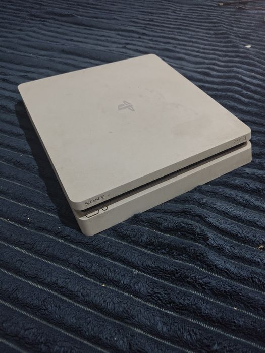 Vând PlayStation 4 slim