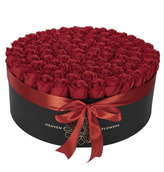 Aranjament floral 101 trandafiri de sapun, in cutie cadou cu felicitare personalizata, culoare rosu, diametru 42cm